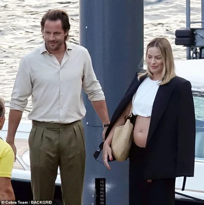 margot robbie pregant with first child