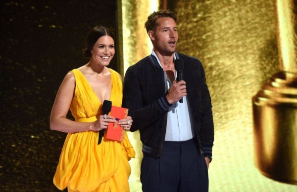 mandy moore and justin hartley present an award