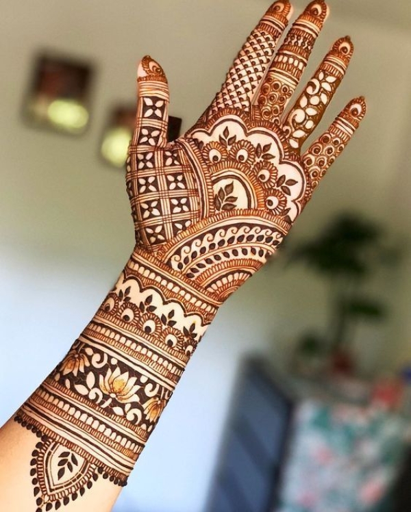 Learn How to Apply Mehndi on Hands?